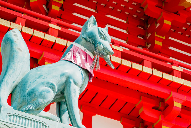 A statue of a fox messenger at the Grand Shrine of Fushimi Inari in Kyoto, Japan. WKC/flicker, CC BY-SA