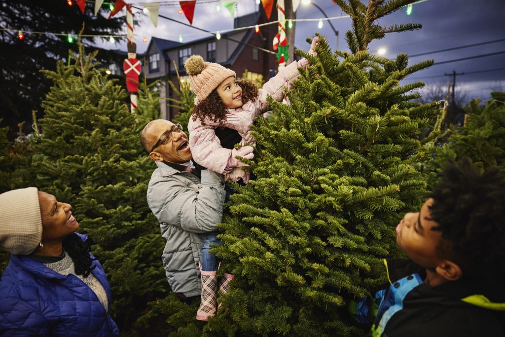 Family picking out a Christmas tree. (Thomas Barwick/Getty Images)