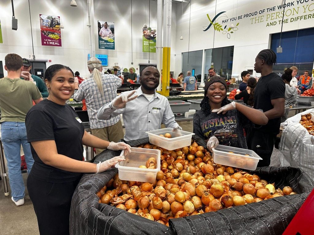 University of St. Thomas students serve at Second Harvest Heartland. 