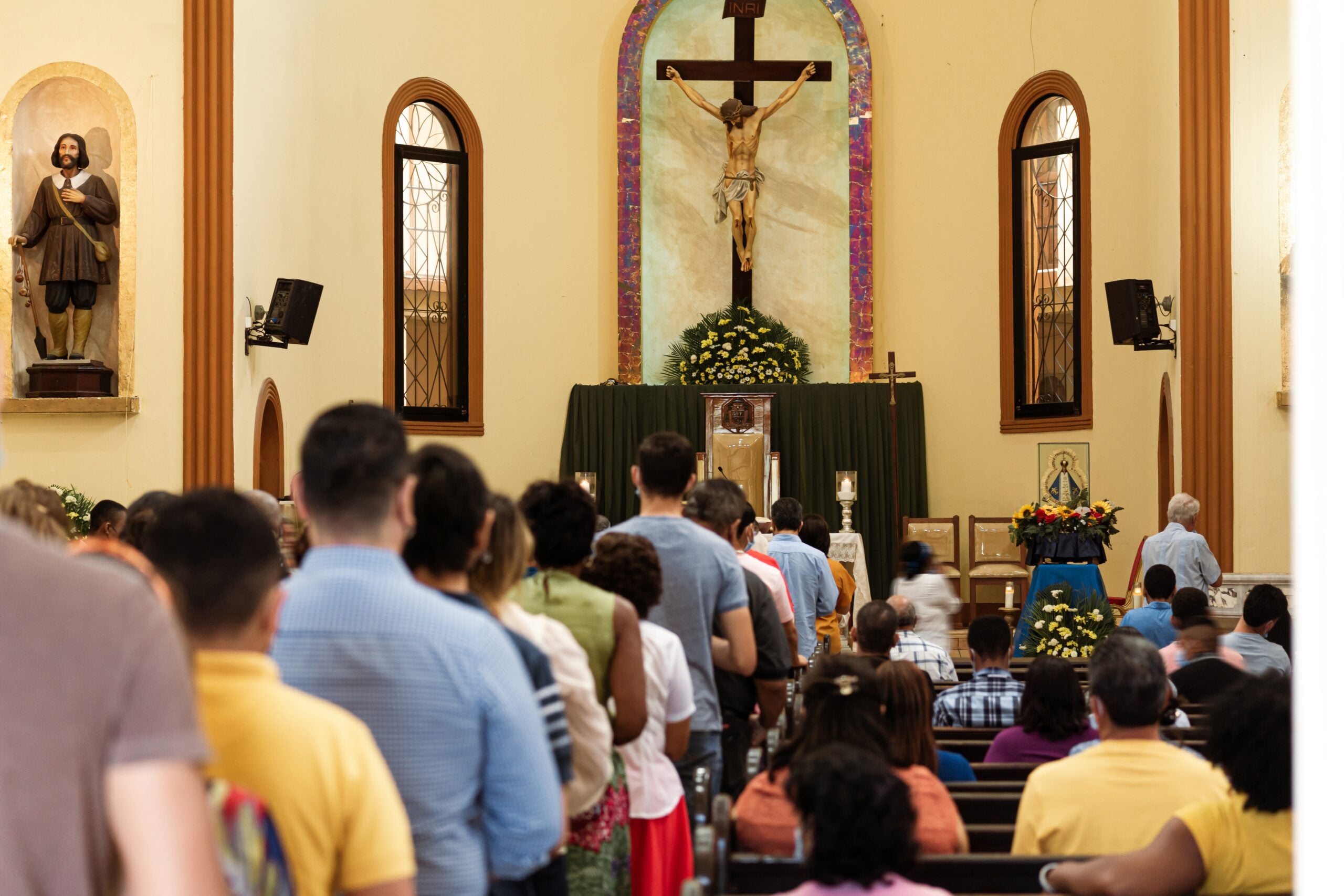 Catholics line up to receive the Eucharist (Shutterstock)